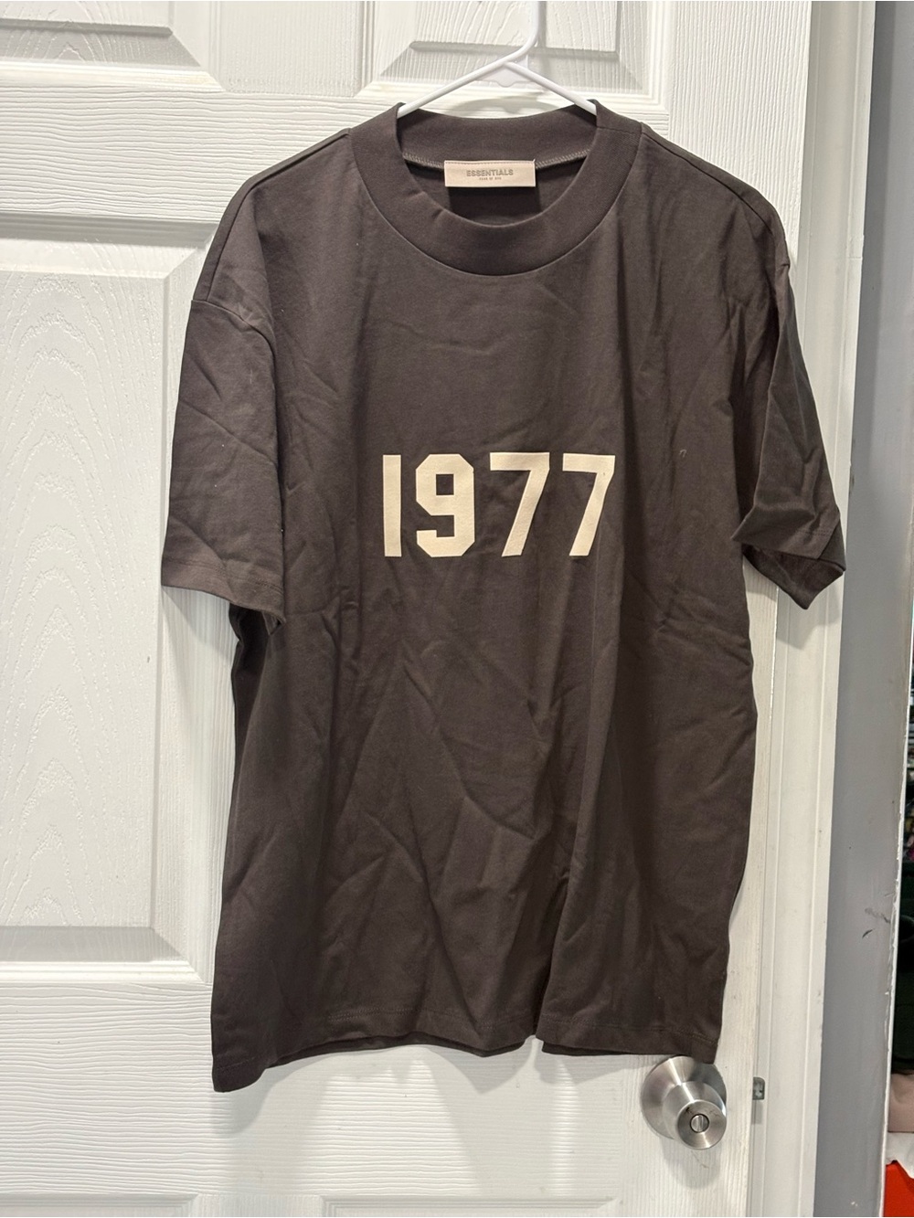 ESSENTIALS Men’s Black '1977' Graphic Tee  BNWT CR-2/187
